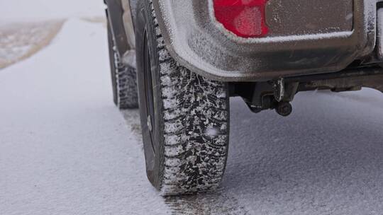 在雪面上行驶的汽车