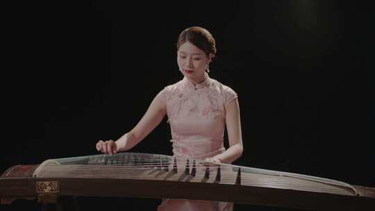 4K实拍:唯美古典美女弹古筝泡茶茶叶视频素材模板下载