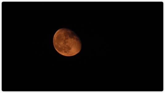 月亮空镜延时_黑色背景