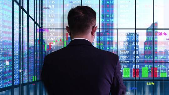 商务金融成功人士站立股票液晶屏幕窗前背影