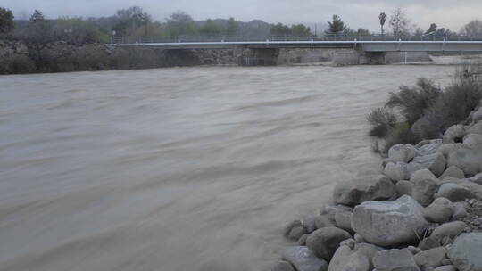 加州橡树景观区文图拉河洪水的延时