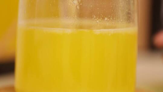 玻璃杯倒果汁喝果汁橙汁菠萝汁视频素材模板下载