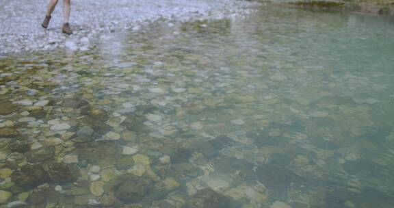 河床上松散的岩石