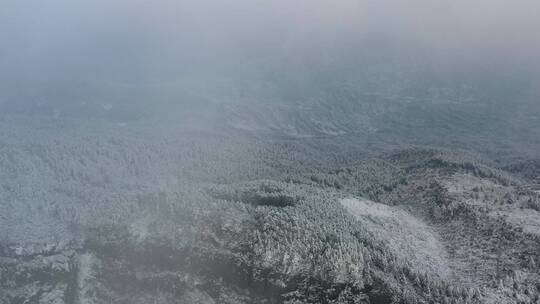 航拍峨眉山山顶悬崖雪景