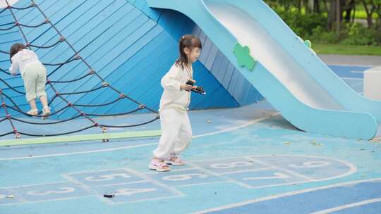 两女孩在公园玩跳格子游戏