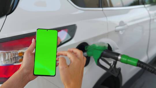 智能新能源汽车太阳能充电桩手机绿幕素材视频素材模板下载