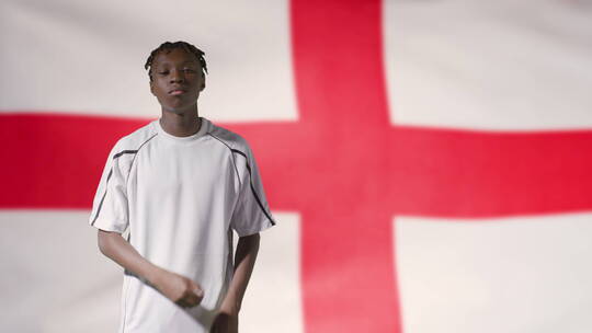 英格兰国旗前交叉手臂的男人视频素材模板下载