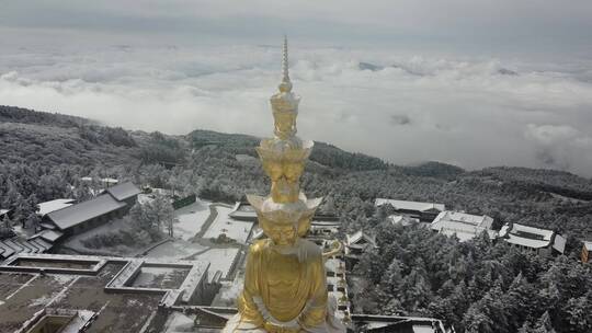 航拍佛教名山四川峨眉山金顶大佛，云雾缭绕