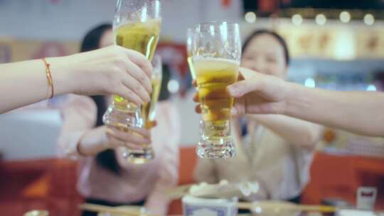 朋友聚会吃火锅啤酒干杯
