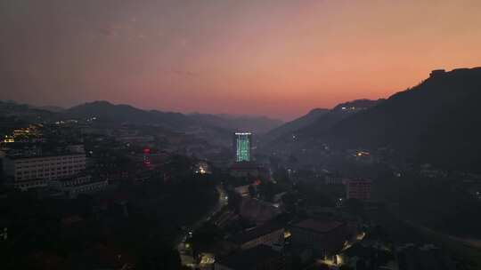 中国贵州省遵义市仁怀茅台镇夜幕降临时风景