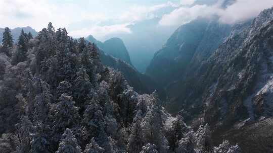 峡谷地貌雪景