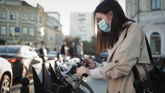 女人在城市里扫自行车