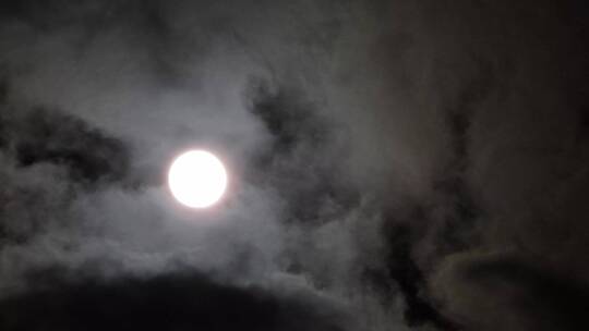 月亮缓慢穿过乌云