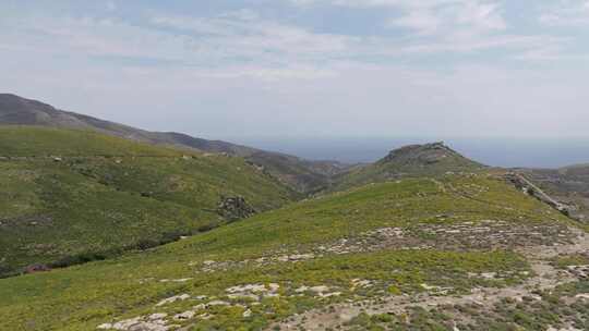 小山、岩石、草地、石墙