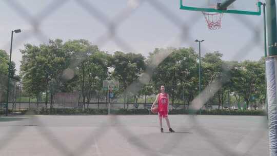 篮球场女孩静止和运球空镜