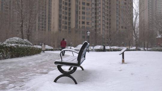 小区雪景下雪