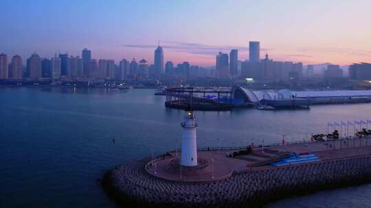 中国山东青岛奥帆中心和情人坝清晨风光航拍