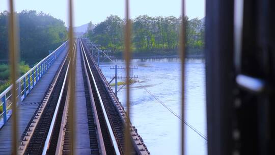 绿皮火车尾窗外跨江铁路桥视频素材模板下载