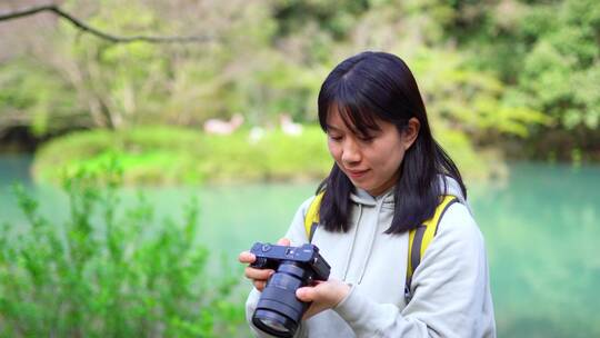 年轻活力青春女孩户外郊游踏青公园相机拍照视频素材模板下载