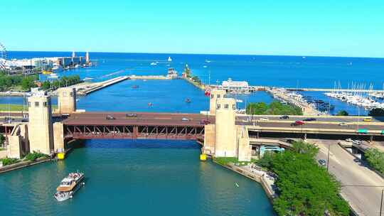 俯瞰芝加哥伊利诺伊州河道和密歇根湖的空中飞越|backgrou的海军码头视频素材模板下载