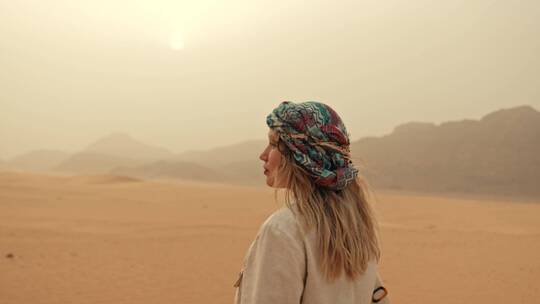 女人在沙漠中回头