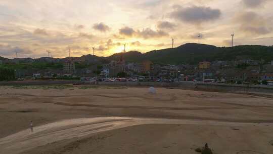 航拍平潭北部湾海上风电场夕阳火烧云鱼排