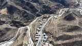 航拍山间蜿蜒公路高清在线视频素材下载