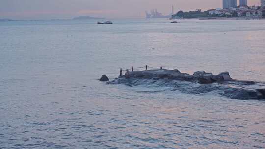 夕阳下海边堤坝空镜