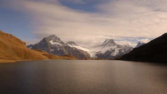 瑞士阿尔卑斯山脉Bachalpsee湖上风景如画的景色