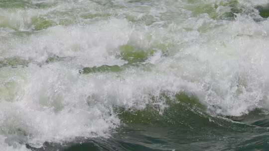 探寻自然：清澈江水与海水波浪冲击的特写