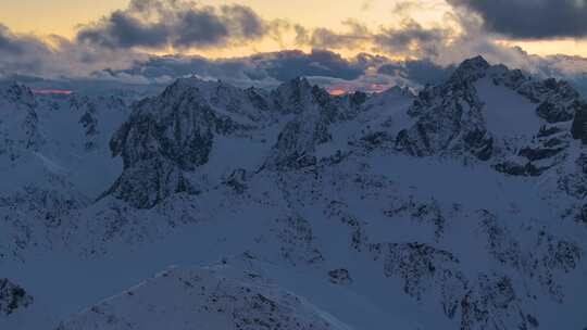 航拍雪山日照金山