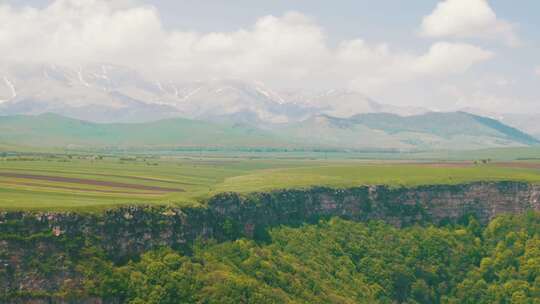 亚美尼亚峡谷峡谷溪流和山脉景观