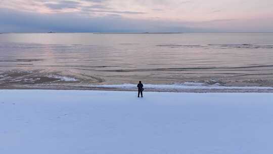 海边雪地上的孤独身影