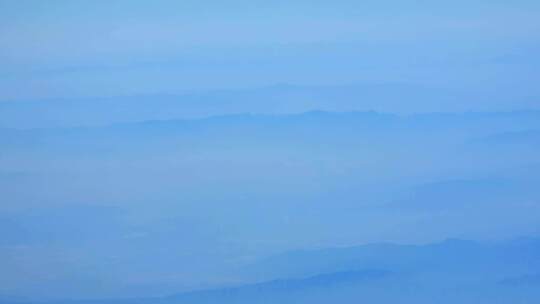 飞机窗外云雾缭绕重峦叠嶂的山峦视频素材模板下载
