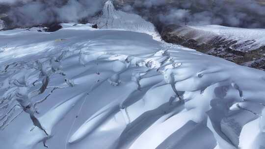 航拍冰川之父慕士塔格峰雪山冰川上的登山队