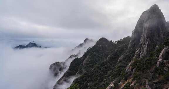 云雾缭绕的壮美山峰自然景观