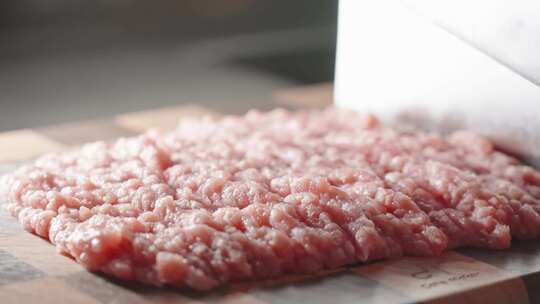 厨师菜刀剁肉馅肉糜猪肉在案板上