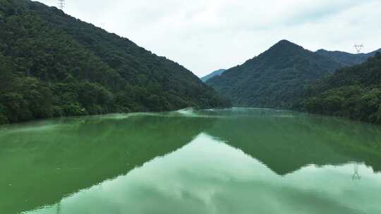 东江湖水面泛起薄雾