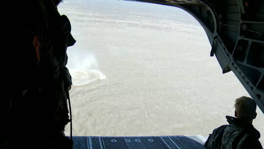 伞兵从低跳进河里视频素材模板下载