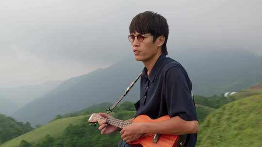男子山间弹奏尤克里里