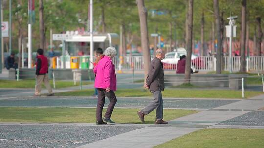 深圳城市广场上走过的一对老年夫妇
