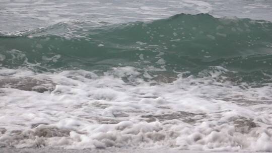 海面涌起巨大的海浪