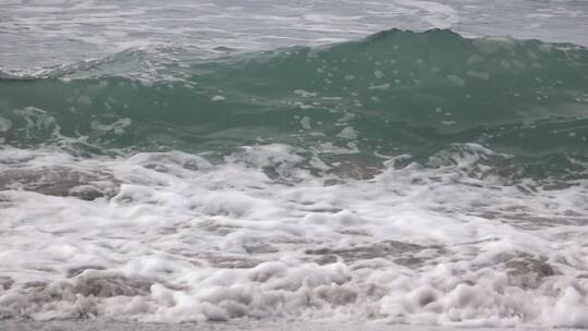 海面涌起巨大的海浪视频素材模板下载