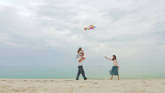 一家人在海边放风筝