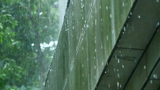 暴雨天气屋檐上雨水滑落视频素材