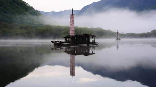 神农架大九湖一艘船在湖面唯美仙境 (1)