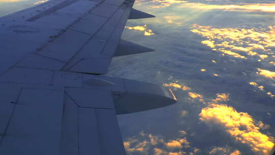 飞机窗外的日落