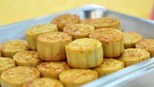 托盘上摆放的广式月饼