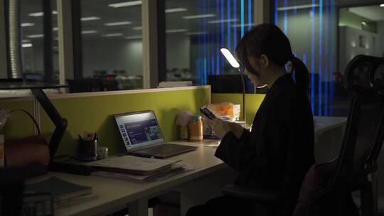 办公室加班熬夜吃泡面工作的女人视频素材模板下载