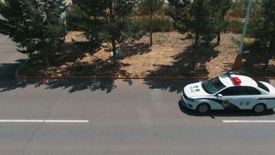 空中视角拍摄公路上的警车